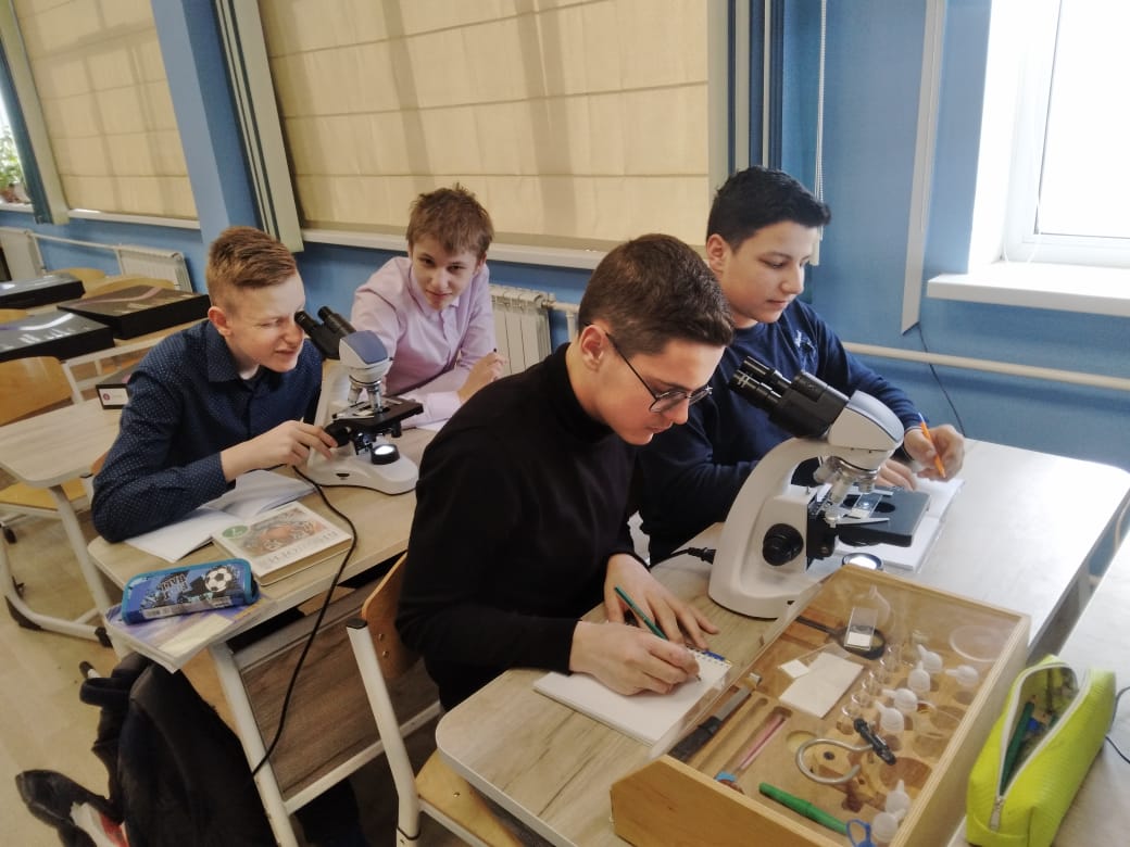 Учащиеся 5-8 классов увлечённо и с большим познавательным интересом занимаются в кружке «Юные микробиологи».