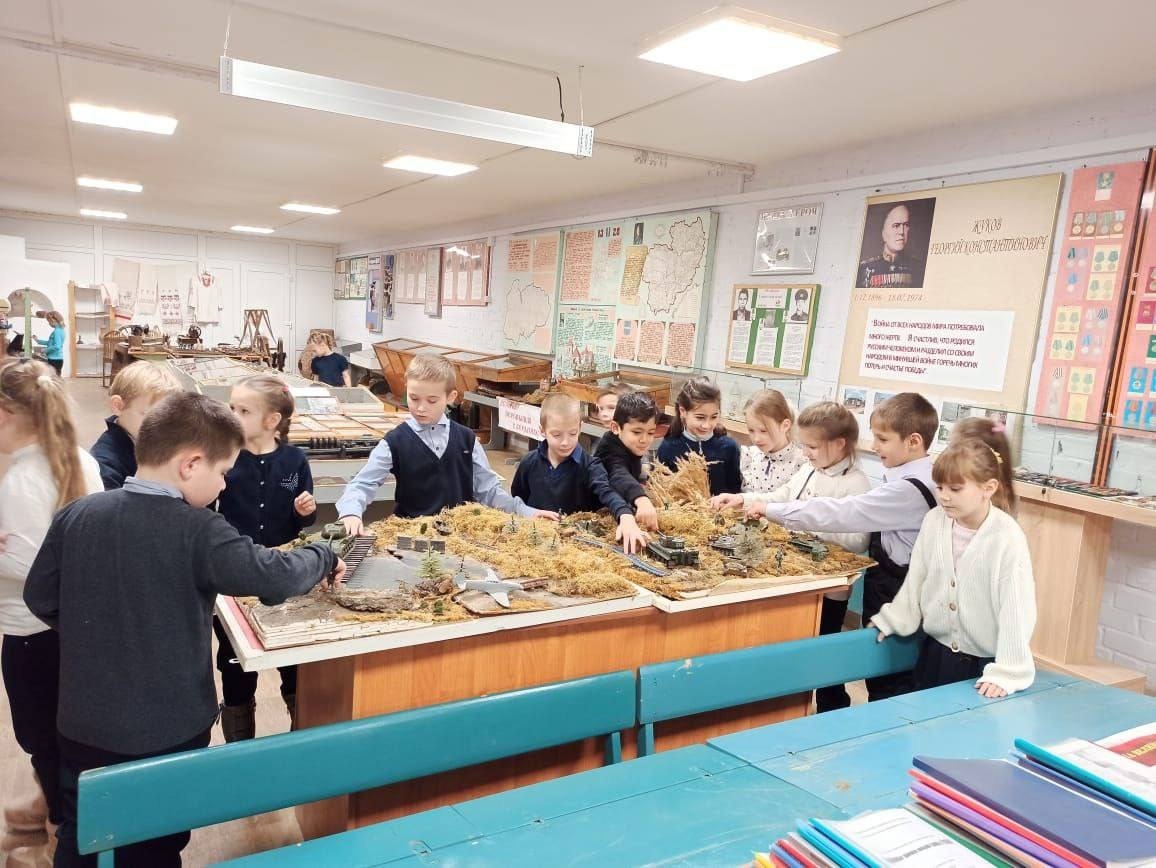 Сегодня, учащиеся 1 б класса первый раз пришли в школьный музей им. Степченкова В.В..