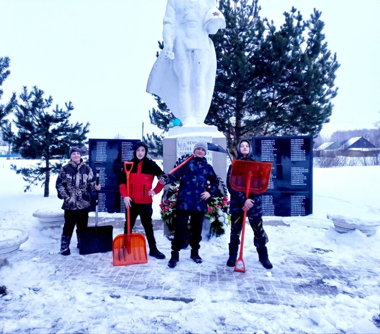 Ученики нашей школы организовали расчистку территории памятника ВОВ в с.Борищево..