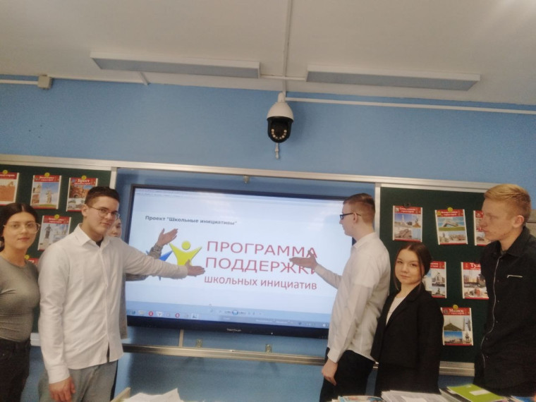 Команда девятиклассников Перемышльской средней школы разрабатывает проект " Создание образовательной среды школьного пространства" в рамках регионального конкурса проектов «Школьные инициативы»..