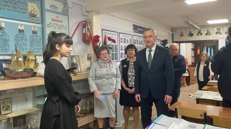 12 марта в ходе рабочей поездки в Перемышльский район губернатор Калужской области Владислав Шапша и министр образования и науки региона Александр Аникеев посетили нашу школу..